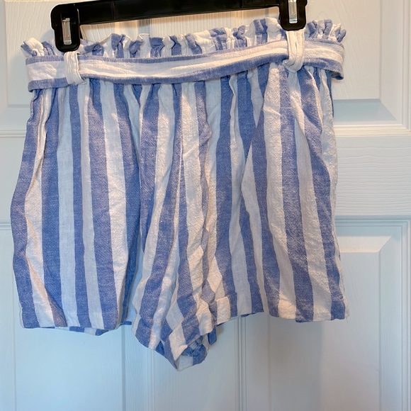 Belted Striped Shorts - Picture 2 of 4